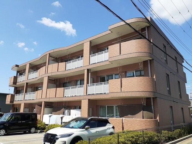 ���Ɍ������s����2����3��2�̃}���V�����̌����O��