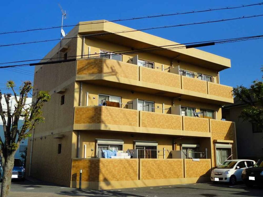 ���Ɍ������s�΋u2����6��3���̃}���V�����̌����O��