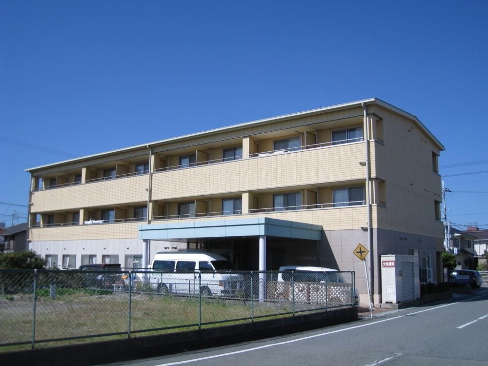 ���Ɍ������s�r�䒬���{���̃}���V�����̌����O��