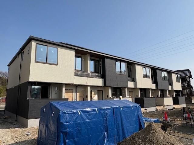 ���Ɍ������s����ɒ�����710-1�̃A�p�[�g�̌����O��