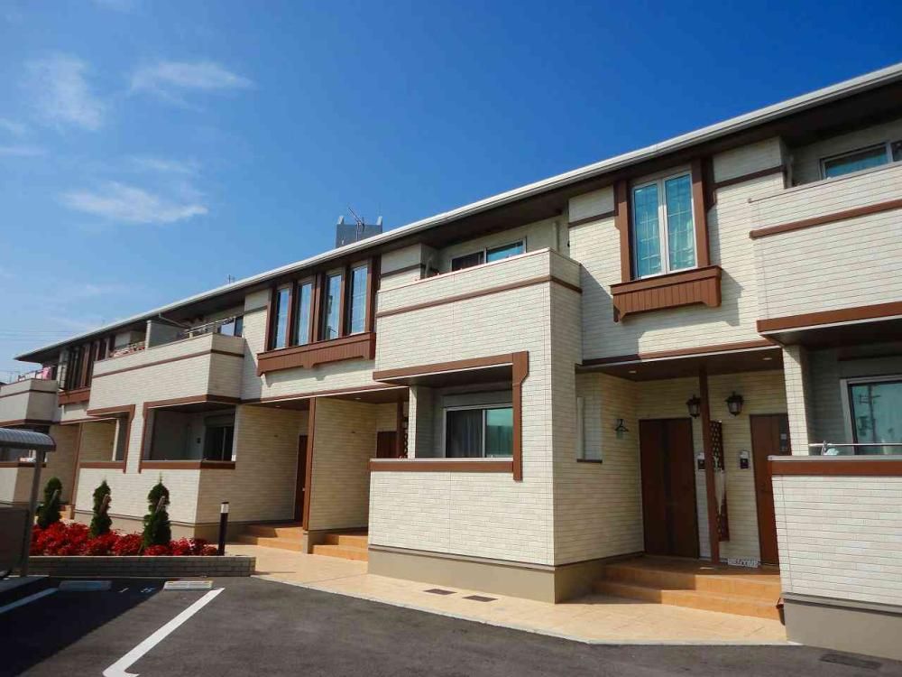 ���Ɍ������s����ɒ������1896�Ԓn��2�̃A�p�[�g�̌����O��